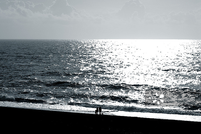 海滩上的剪影家庭图片素材