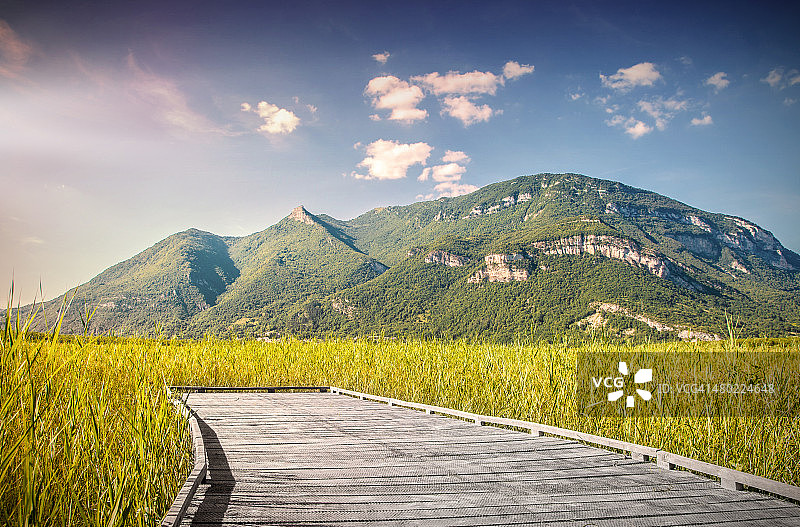 美丽的日落山景与木制小路图片素材