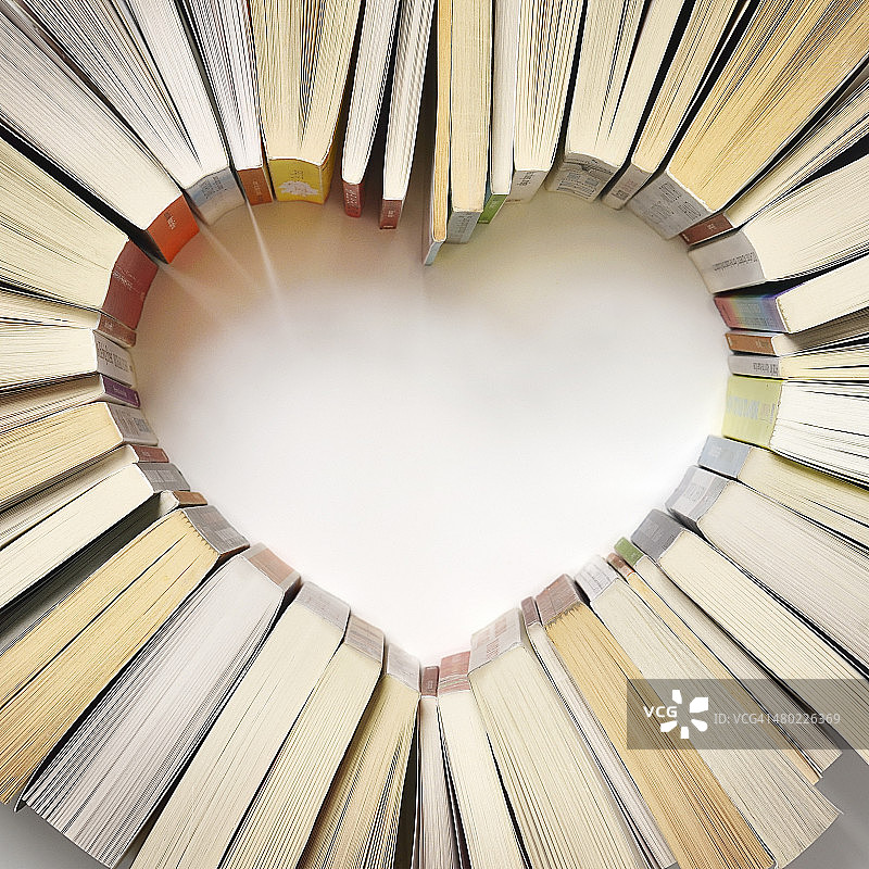 书脊形成的心形图片素材