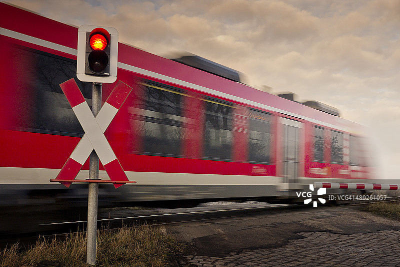 运动模糊中的火车铁路道口图片素材