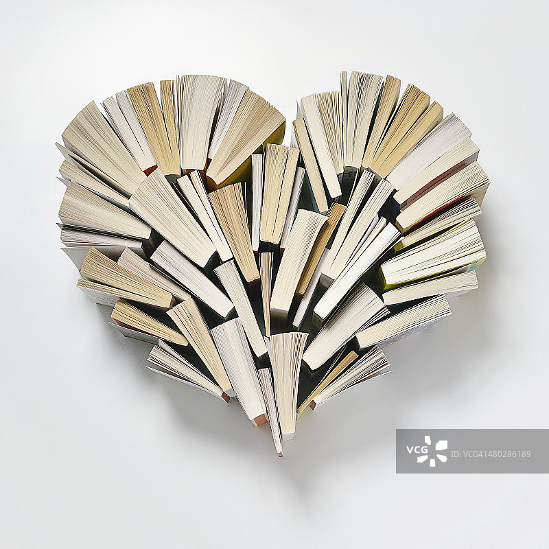 摆成心形的书籍图片素材