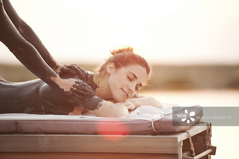 户外SPA中的泥浆膜图片素材