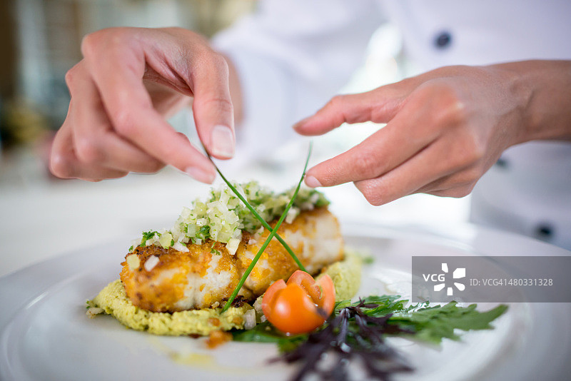 厨师装饰盘子特写图片素材