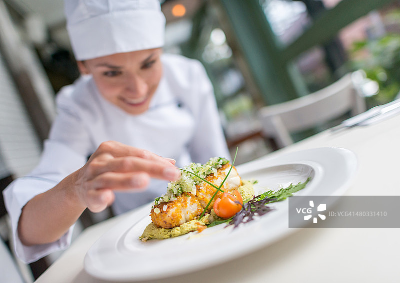 厨师装饰精美餐盘图片素材