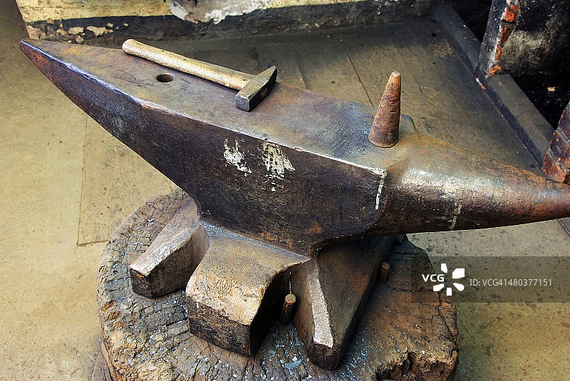 铁砧与锤子图片素材