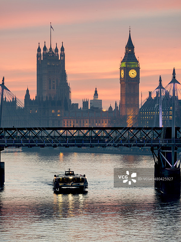 国会大厦耸立在亨格福德桥之上图片素材