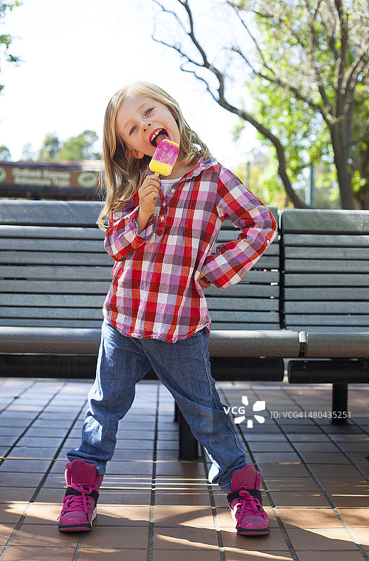 吃冰棒的女孩图片素材