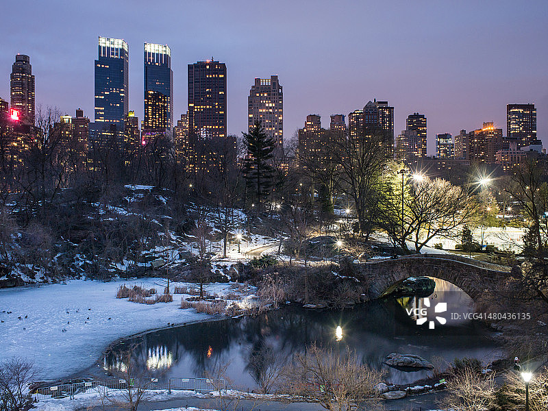 夜晚的中央公园池塘图片素材