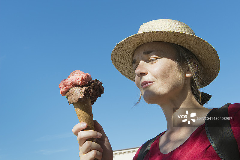 吃冰淇淋的女人图片素材