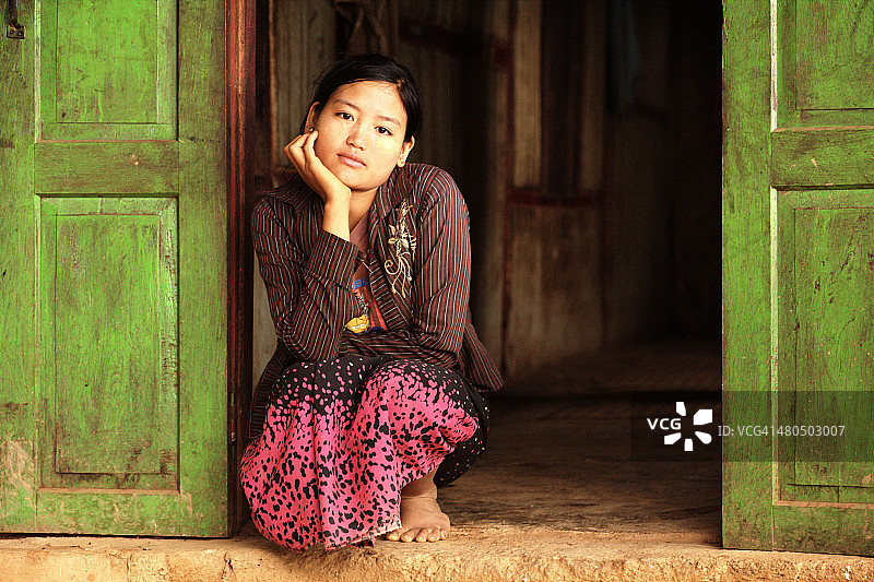 布朗族年轻女子图片素材