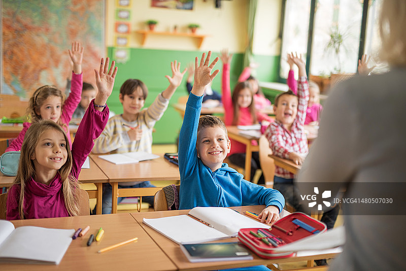 举手回答问题的学生图片素材