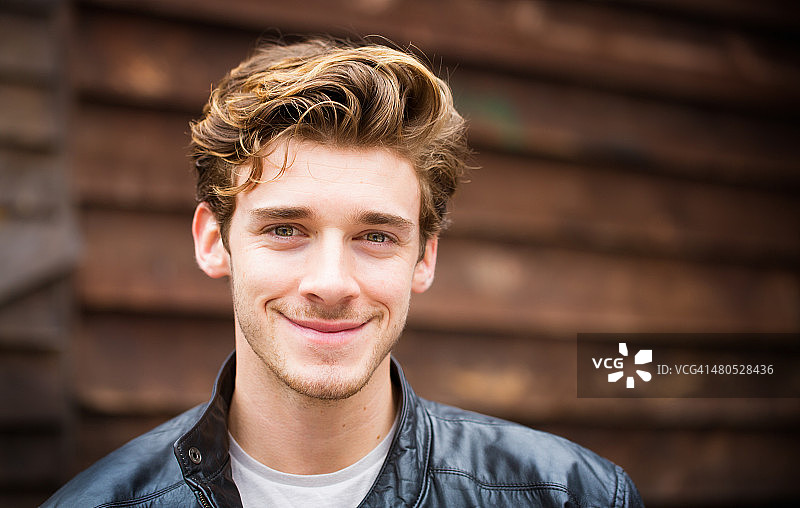 时髦的年轻英俊英国学生秋季肖像横幅图片素材