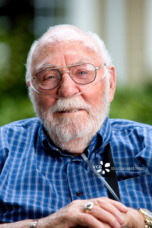 使用氧气机的80多岁年长的白人图片素材