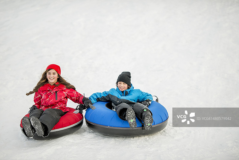孩子们玩平底雪橇图片素材
