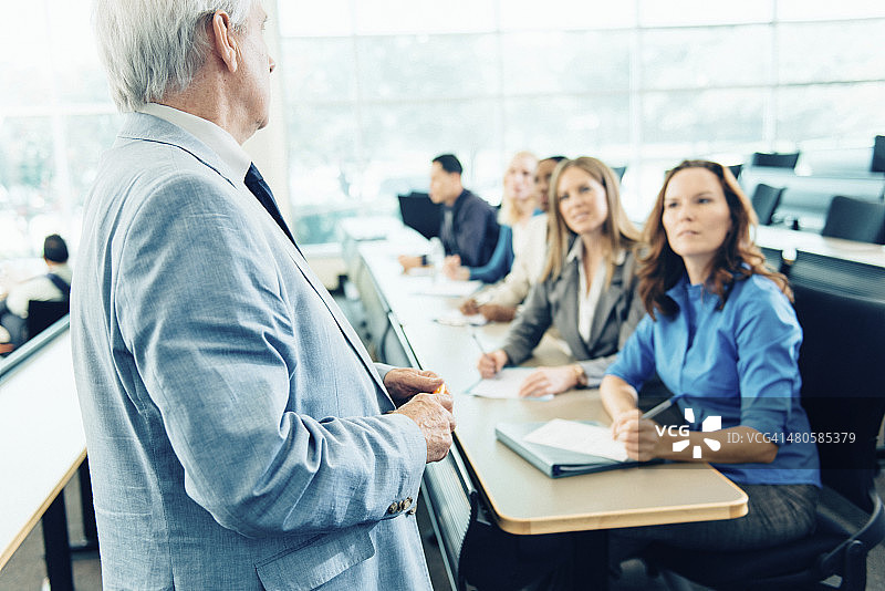 老师教成年学生图片素材