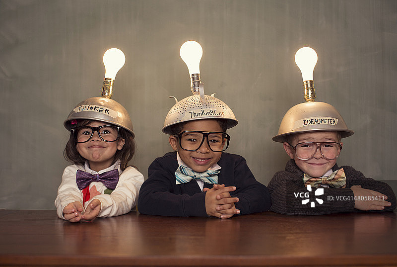戴着发光读心头盔的书呆子儿童图片素材