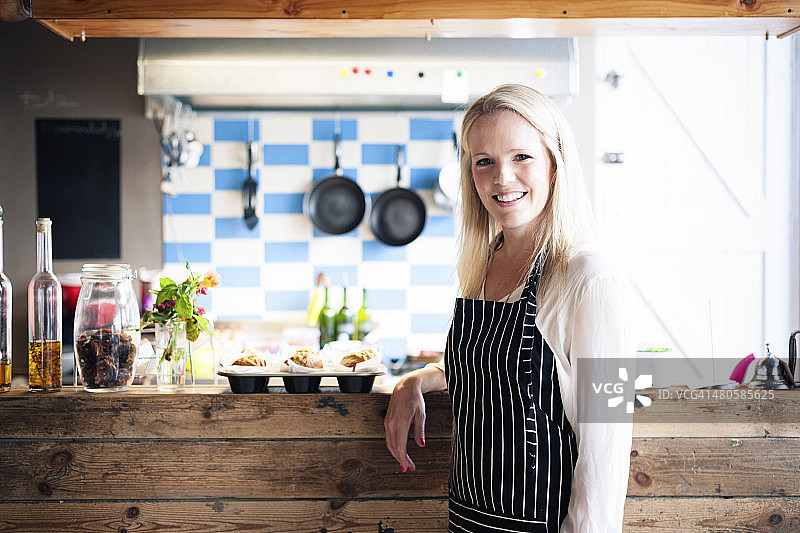 我在我的厨房里很快乐图片素材