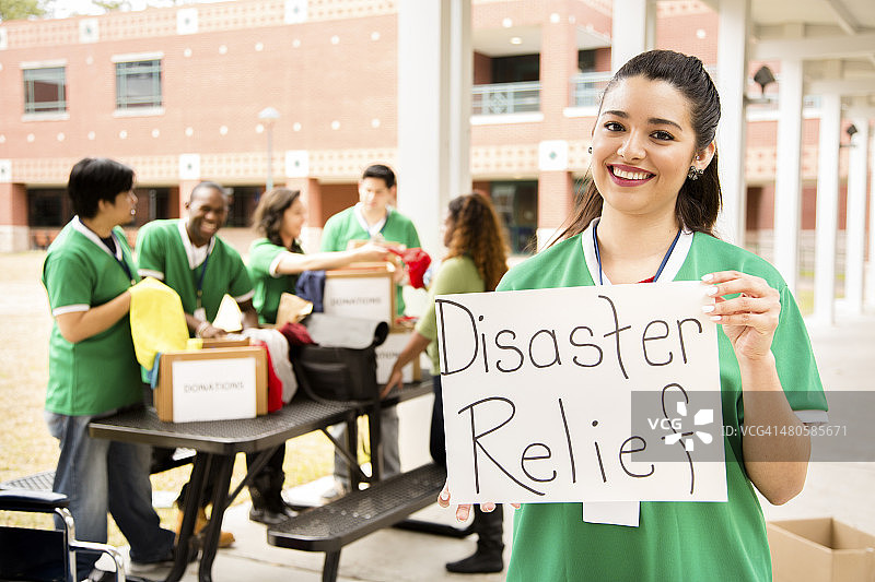 志愿者：大学生为救灾收集捐赠衣物图片素材