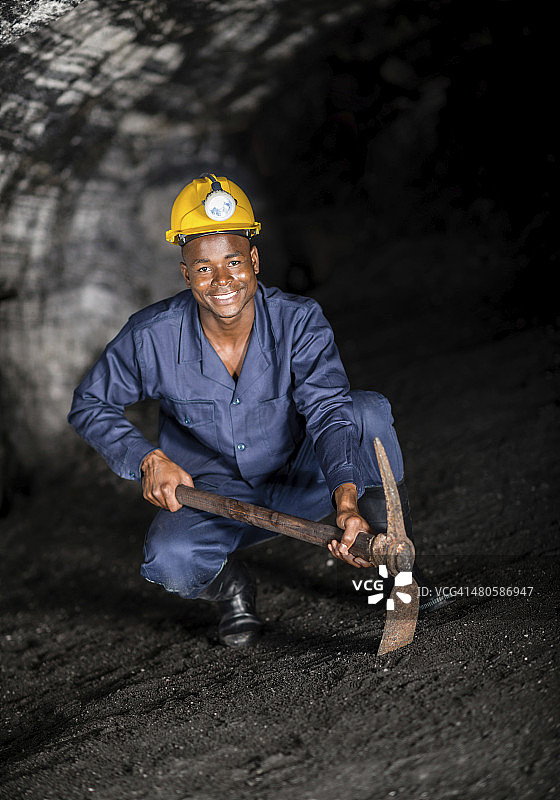 矿工拿着一把镐图片素材