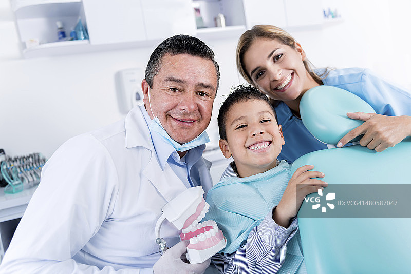 在牙医诊所的男孩图片素材