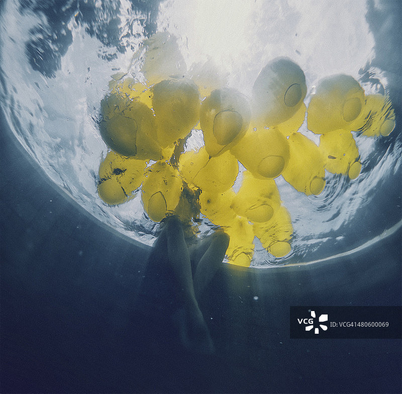 水下视角的黄色气球图片素材