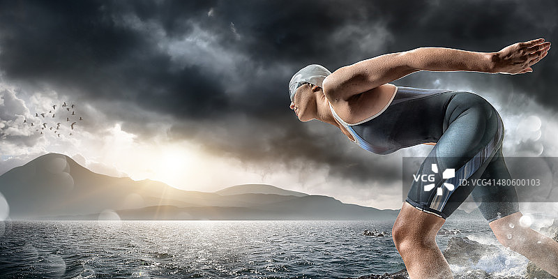 即将潜入海中的游泳者图片素材