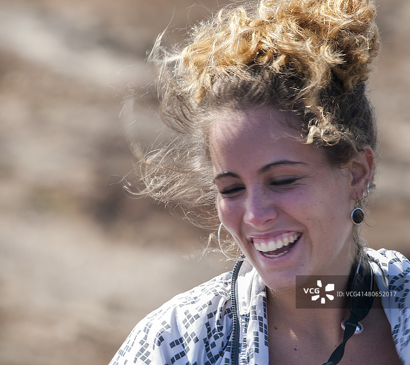 笑容灿烂的年轻女子图片素材