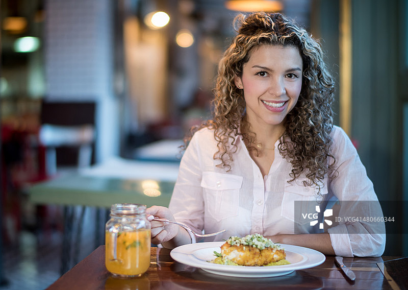 女人独自在餐厅用餐图片素材