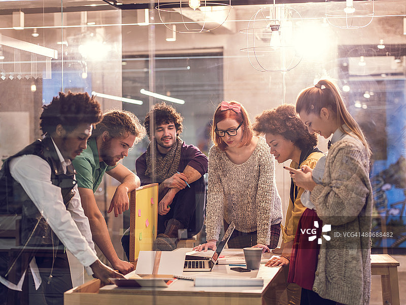 一群年轻创意人在办公室开会图片素材