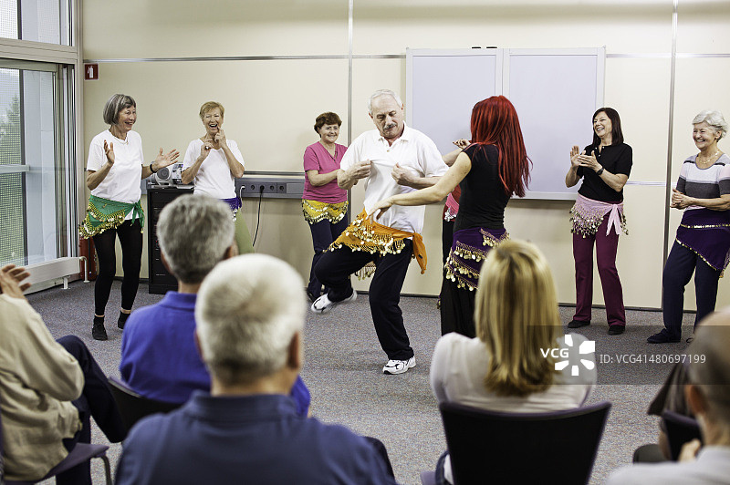 跳肚皮舞的年长男人图片素材