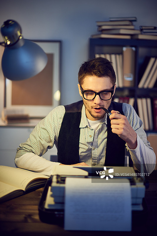 抽烟斗的男人图片素材