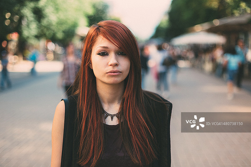 悲伤的少女在公园里散步图片素材