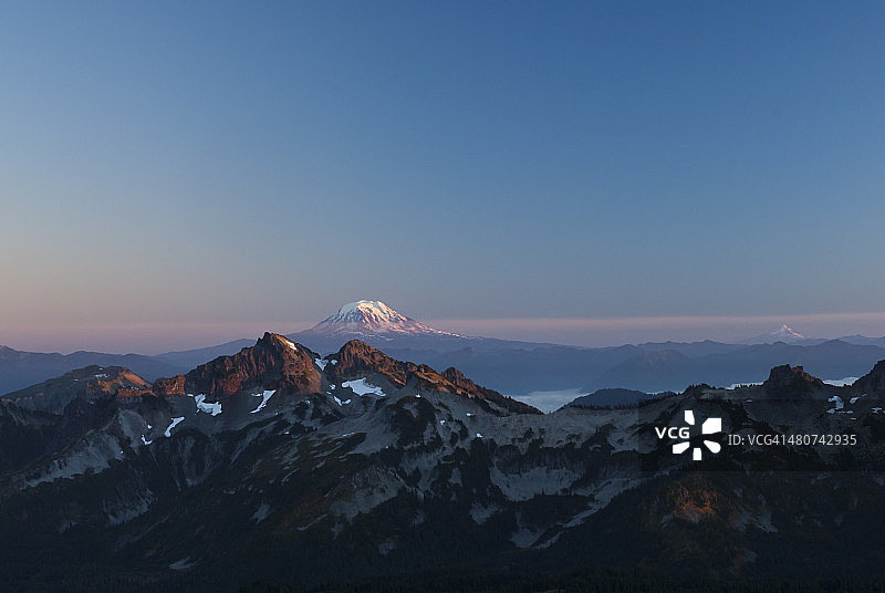 从雷尼尔山看亚当斯山和胡德山图片素材