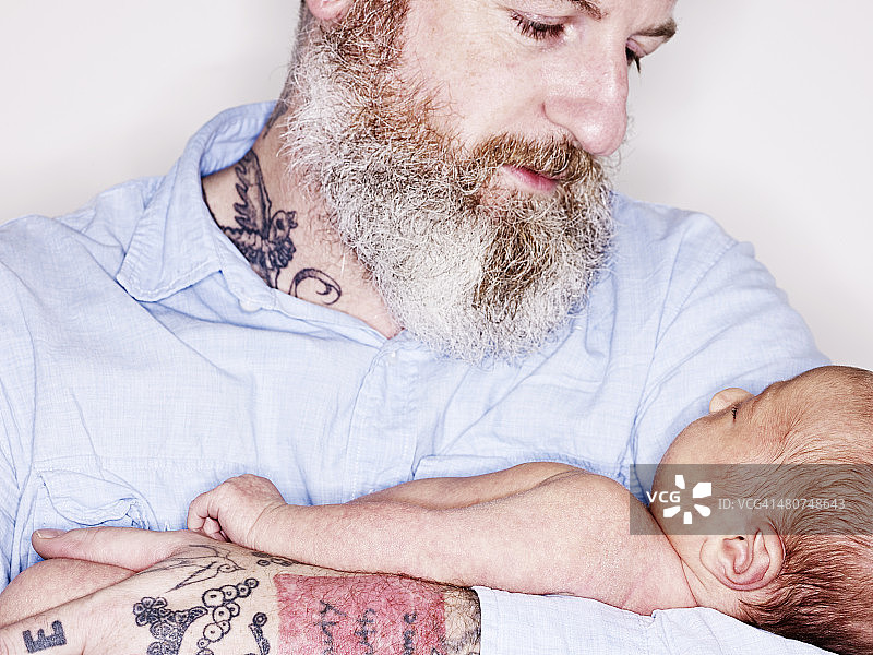 父亲怀抱新生儿图片素材
