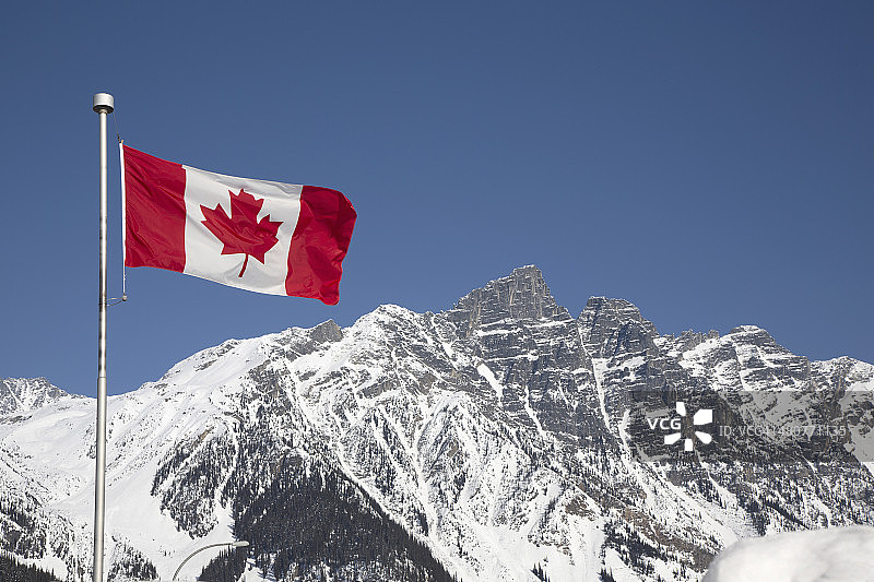 山脉中的加拿大国旗图片素材