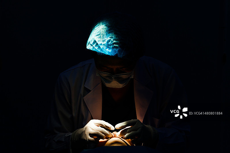 手术室里的外科医生图片素材