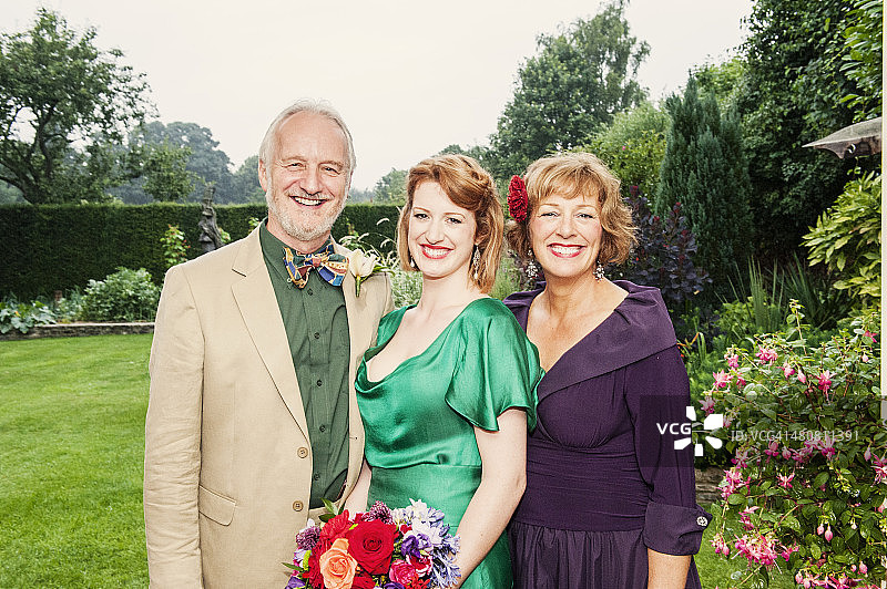 新婚女儿与父母的合影图片素材