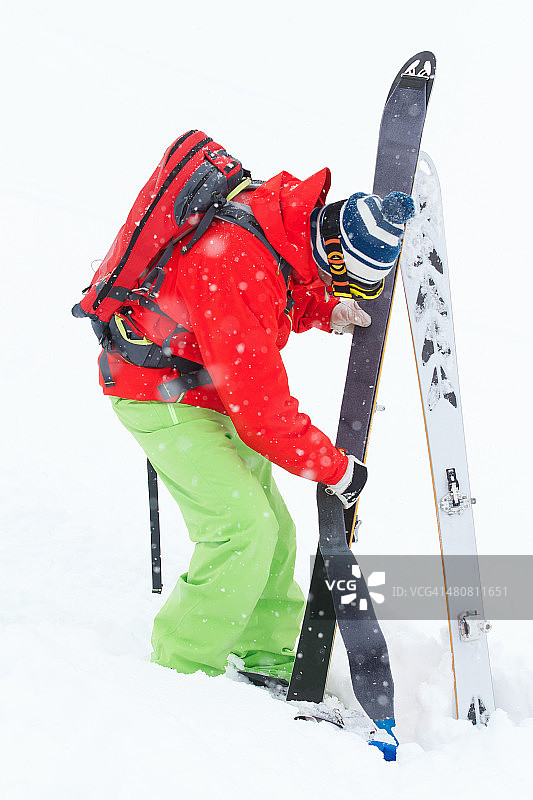 男人穿滑雪靴，奥地利蒂罗尔州库泰图片素材