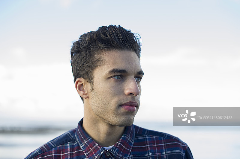 身穿格子衬衫的年轻男人图片素材