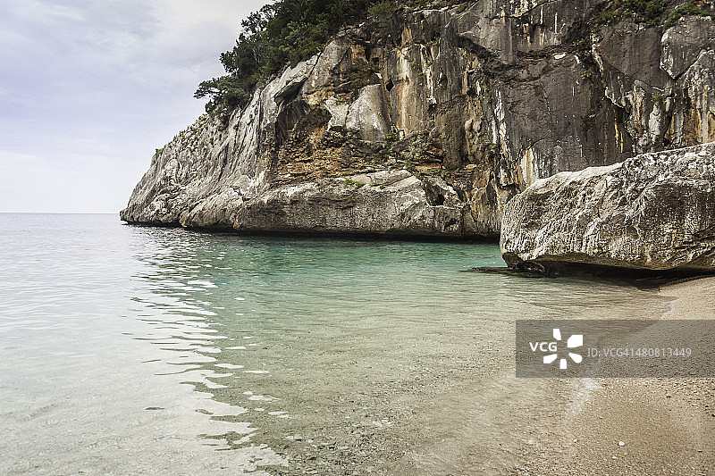 意大利撒丁岛Cala Goloritze的悬崖和海滩图片素材