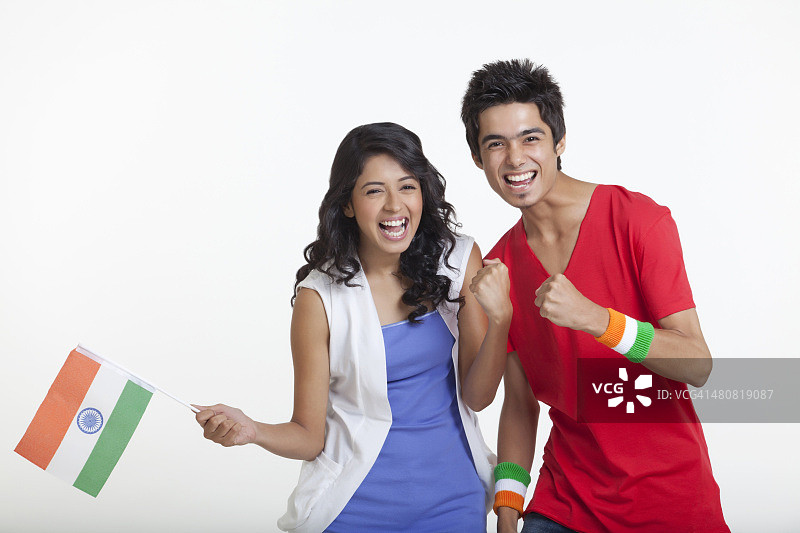 手持印度国旗欢呼雀跃的快乐的朋友们的合影，背景为白色图片素材