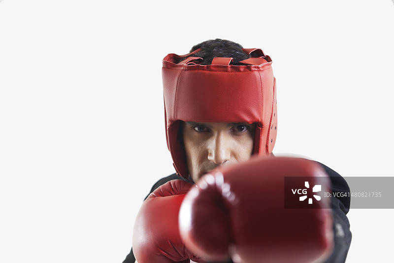 戴着拳击手套在白色背景上 избивающий的商人肖像图片素材
