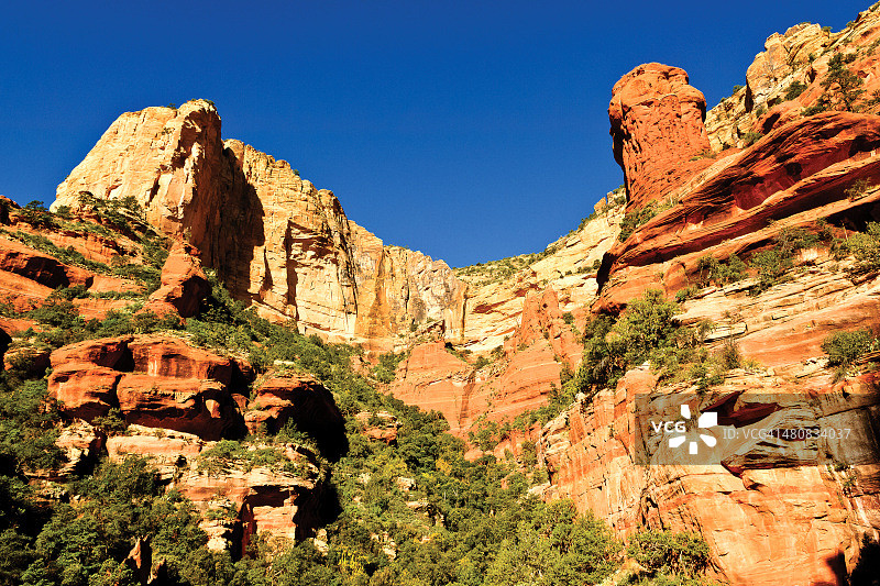 美国亚利桑那州亚瓦派县塞多纳附近的费伊峡谷悬崖和砂岩图片素材