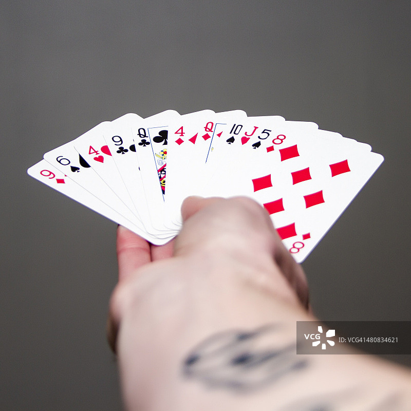 男人手持支付卡图片素材