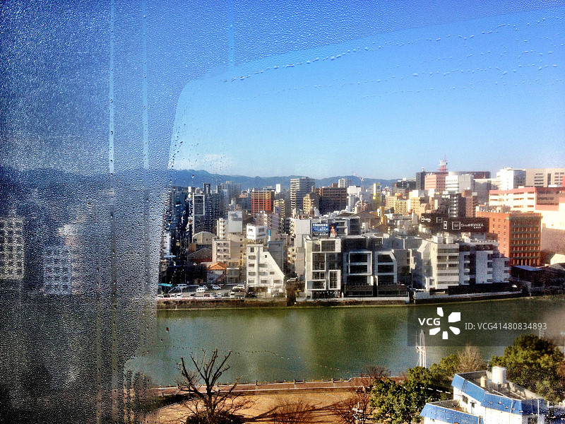 日本九州地区福冈县，透过水汽凝结的窗户看福冈景色图片素材