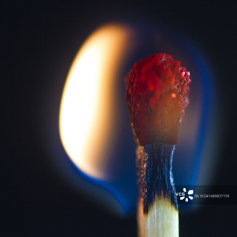 燃烧的火柴特写图片素材