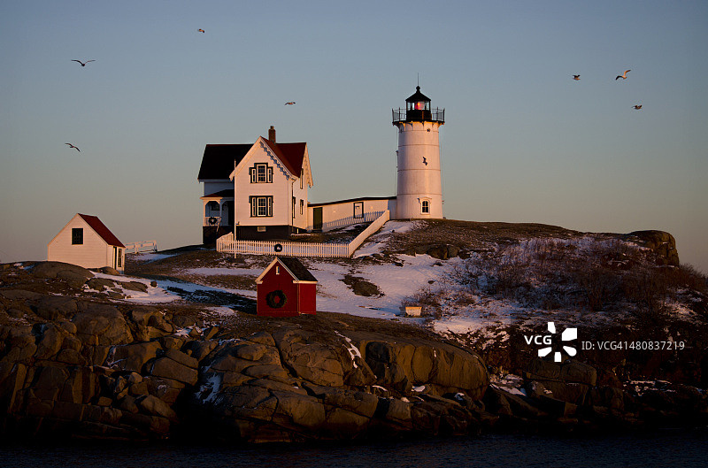 美国缅因州约克县，内迪克角灯塔冬季日落图片素材