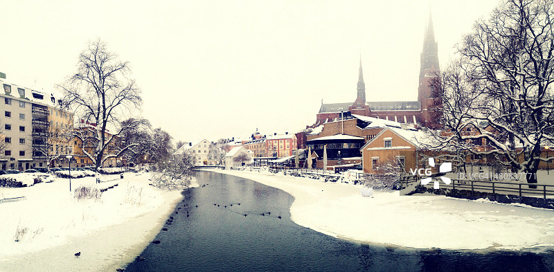 冬季瑞典乌普萨拉大教堂和菲利斯河风光图片素材