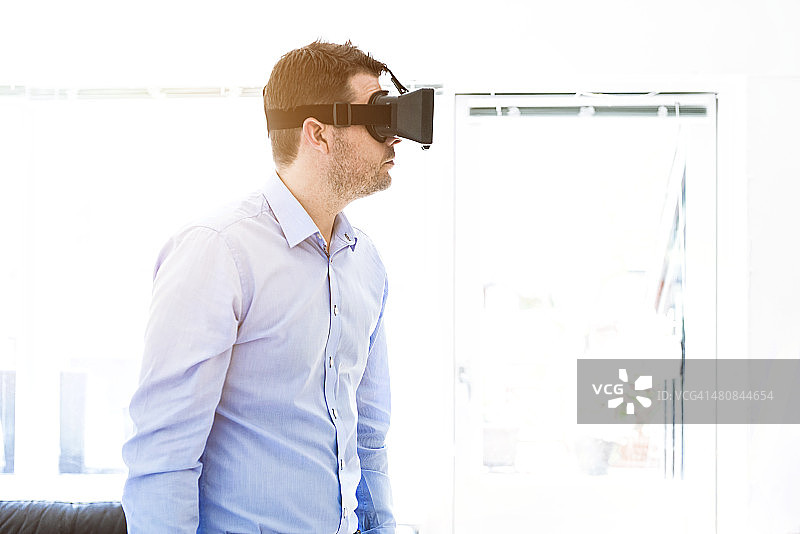 佩戴VR头显的商人图片素材
