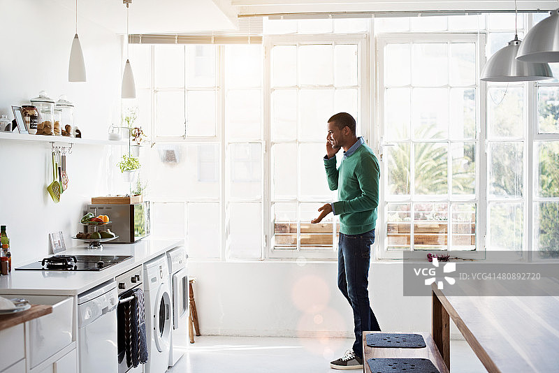 和朋友一起制定计划图片素材